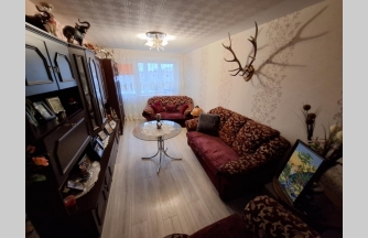 507, TVARKINGAS 3 KAMBARIŲ BUTAS SU BALDAIS IR BUITINE TECHNIKA, 5-AUKŠTE, RENOVUOTAME NAME, PATOGIOJE MIESTO VIETOJE, ATOKIAU NUO PAGRINDINĖS GATVĖS!