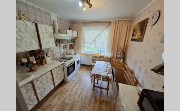 PARDUODAMAS 3 KAMBARIŲ BUTAS SU BALDAIS IR BUITINE TECHNIKA, 5-AUKŠTE, NEKAMPINIS, ATOKIAU NUO PAGRINDINIŲ GATVIŲ, PATOGIOJE VIETOJE, ŠALIA SODŲ PARKELIO, MAŽEIKIUOSE!